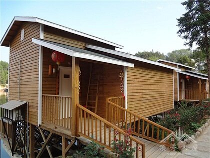 水庫(kù)邊上的小木屋群