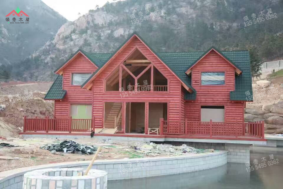 建在水庫(kù)邊的雙層重型木別墅