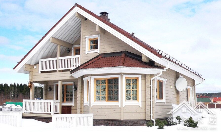 木屋材料工廠加工，客人考察現(xiàn)場(chǎng)