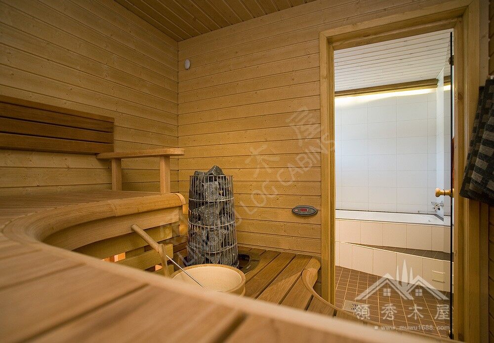 木屋建造完畢等待客人驗(yàn)收，檢查質(zhì)量是否滿意