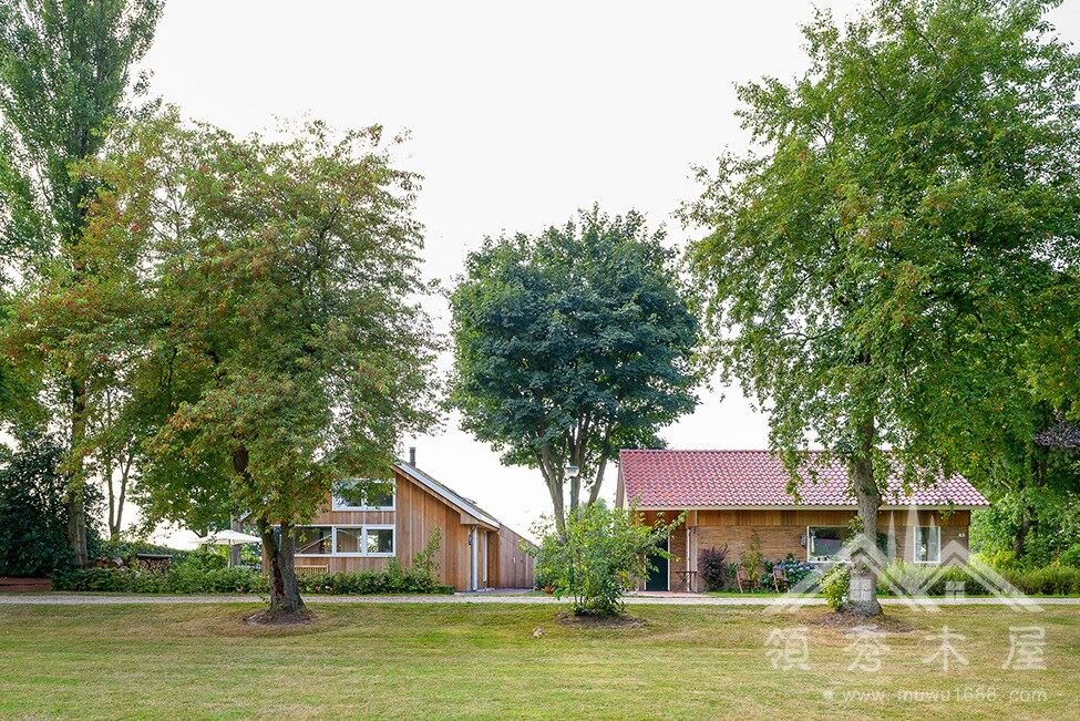 領秀木屋老總跟客戶現(xiàn)場指導規(guī)劃設計小木屋