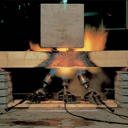 木屋為什么具有很好的保溫與耐火性能(圖1) 木材燃燒實驗圖