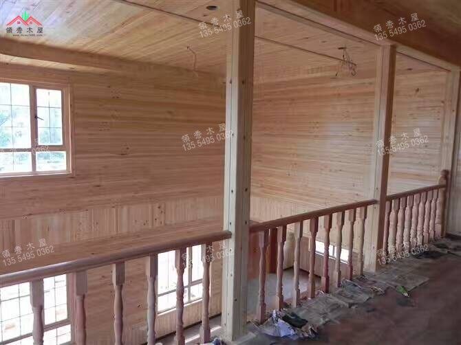 建在水庫邊的雙層重型木別墅