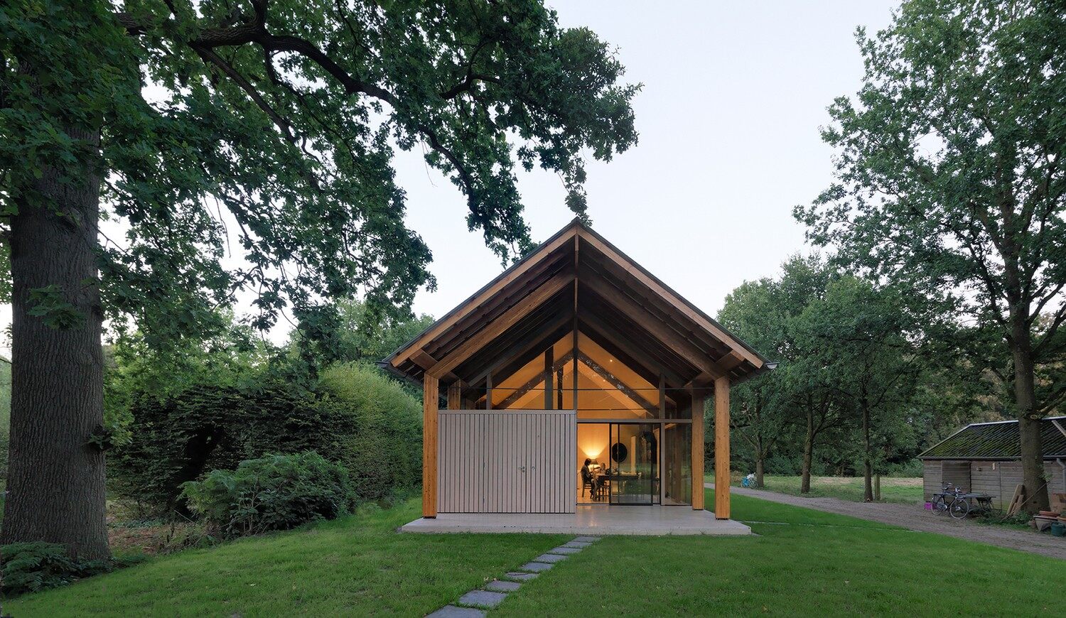 以木為框的玻璃墻面木屋(圖1)