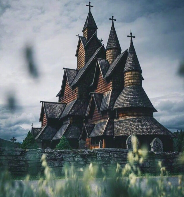 中世紀(jì)留下來(lái)的一千多年的挪威木板教堂(圖1)