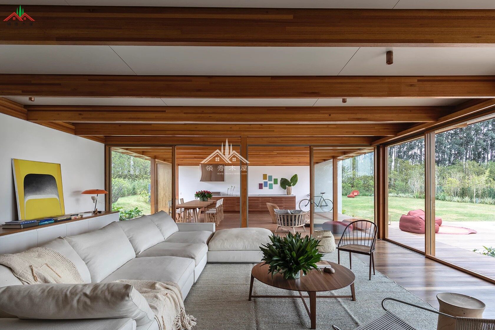 現(xiàn)代風(fēng)格大落地窗度假小木屋