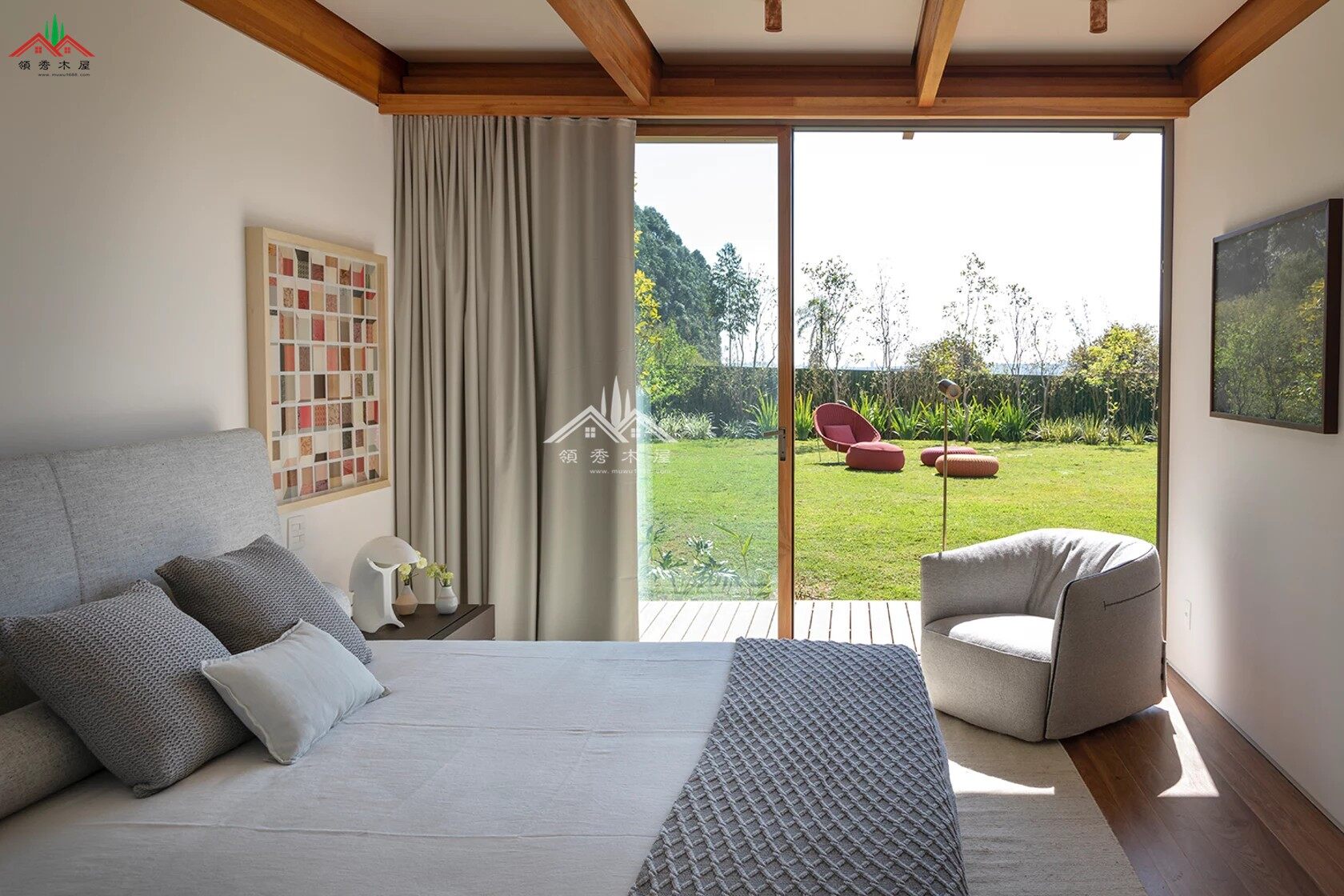 水泥與木頭結(jié)合單層平頂現(xiàn)代風(fēng)格大落地窗度假小木屋