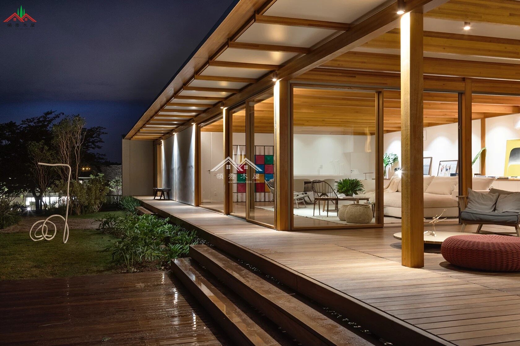 水泥與木頭結(jié)合單層平頂現(xiàn)代風(fēng)格大落地窗度假小木屋