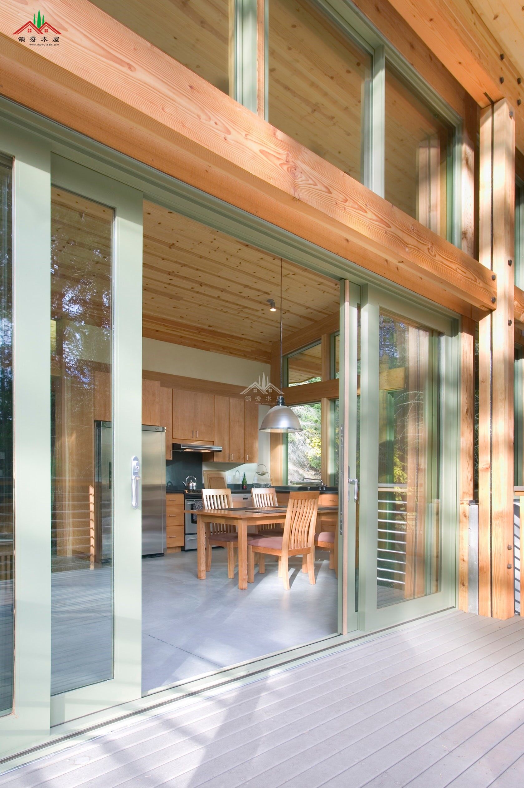 帶地下室混泥土結(jié)構(gòu)的現(xiàn)代風(fēng)格大落地窗平頂度(圖8) 現(xiàn)代風(fēng)格大落地窗平頂度假木屋