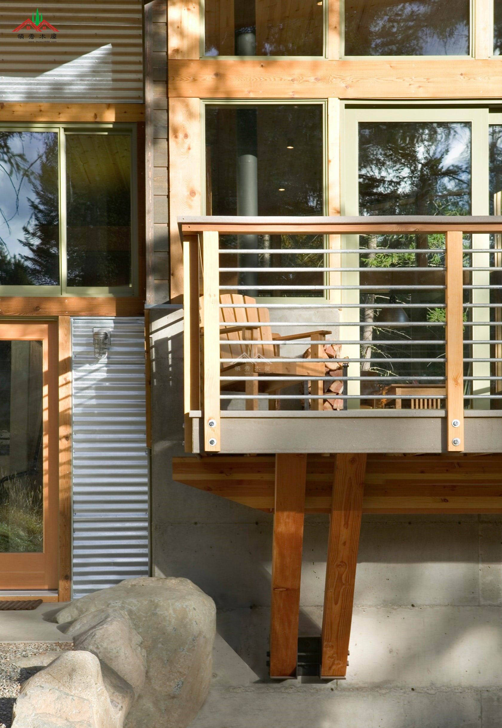 帶地下室混泥土結(jié)構(gòu)的現(xiàn)代風(fēng)格大落地窗平頂度(圖4) 現(xiàn)代風(fēng)格大落地窗平頂度假木屋