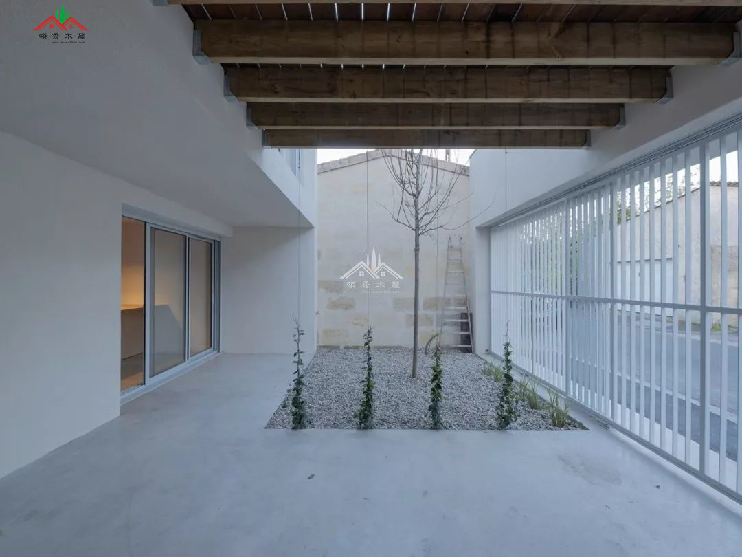 簡(jiǎn)約混磚木屋