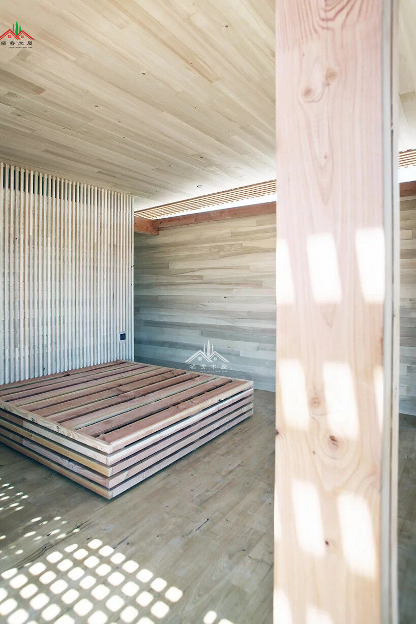 現(xiàn)代風(fēng)格格柵表皮斜頂小度假木屋