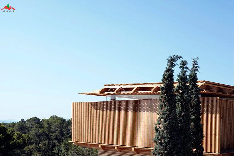 現(xiàn)代風(fēng)格格柵表皮斜頂小度假木屋