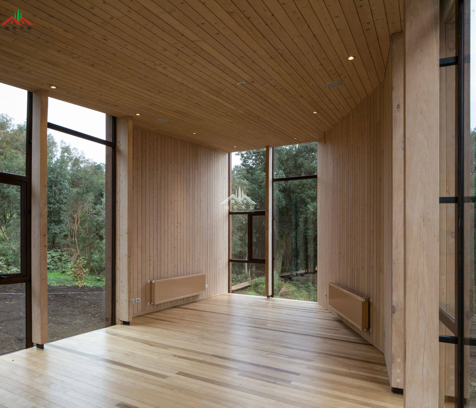 湖邊方形模塊木屋