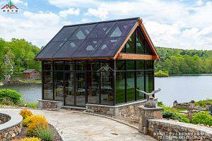 陽(yáng)光房我見(jiàn)多了，但這個(gè)木結(jié)構(gòu)制作是陽(yáng)光房確實(shí)少見(jiàn)。