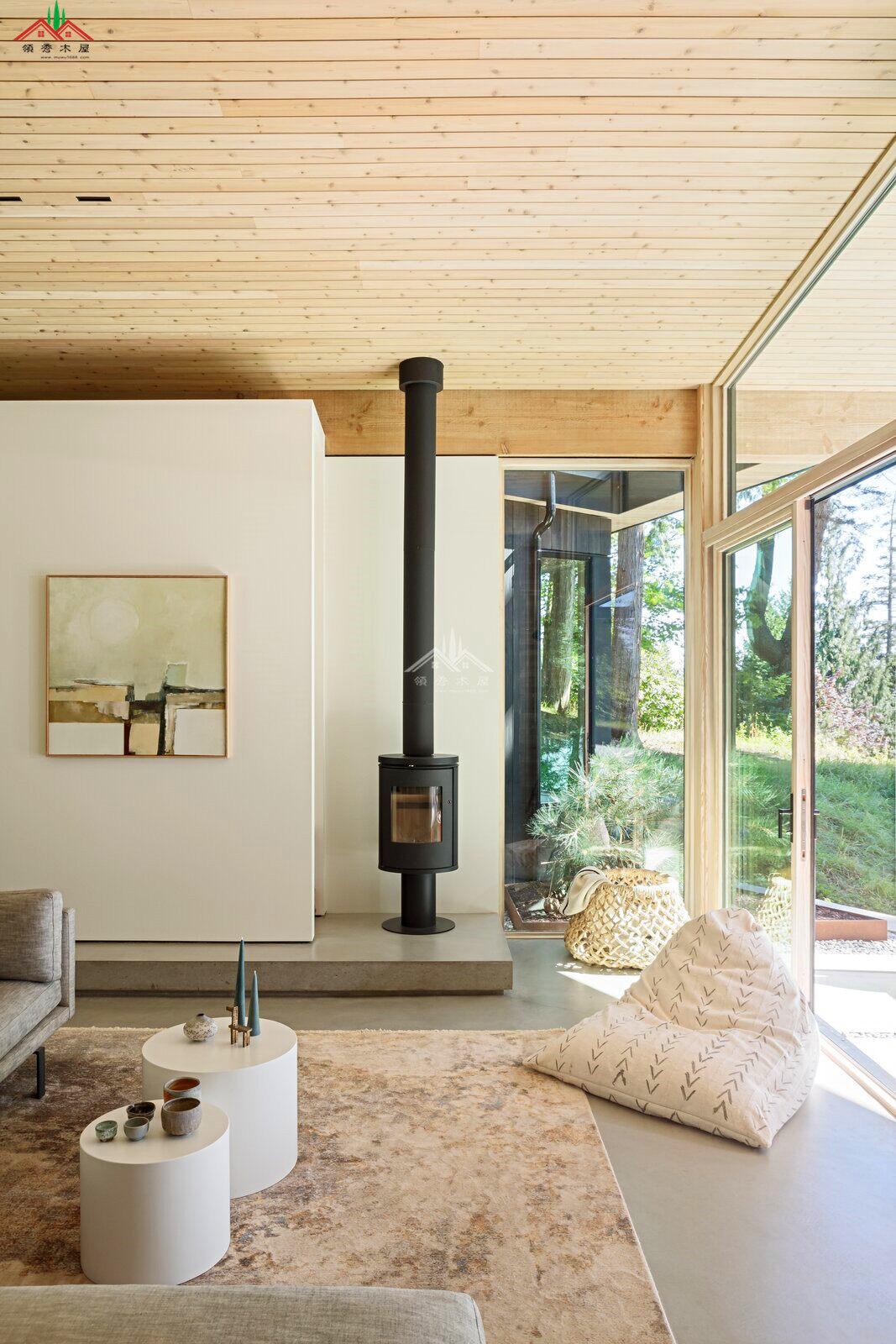 水庫湖邊特色養(yǎng)老木屋